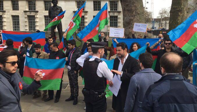 Срочно: Массовая демонстрация Азербайджанцев в Лондоне - ФОТО+ВИДЕО